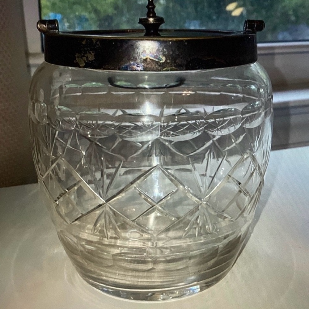 Elegant Crystal Glass Biscuit Jar with Metal Lid